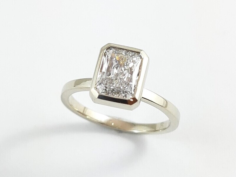 19KW radiant cut diamond engagment ring