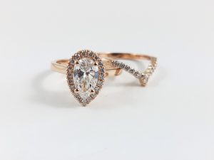 14KR pear halo eng ring with matching wed band