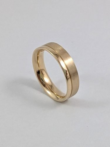 18KY Satin and Polished Band With Off-Set Groove